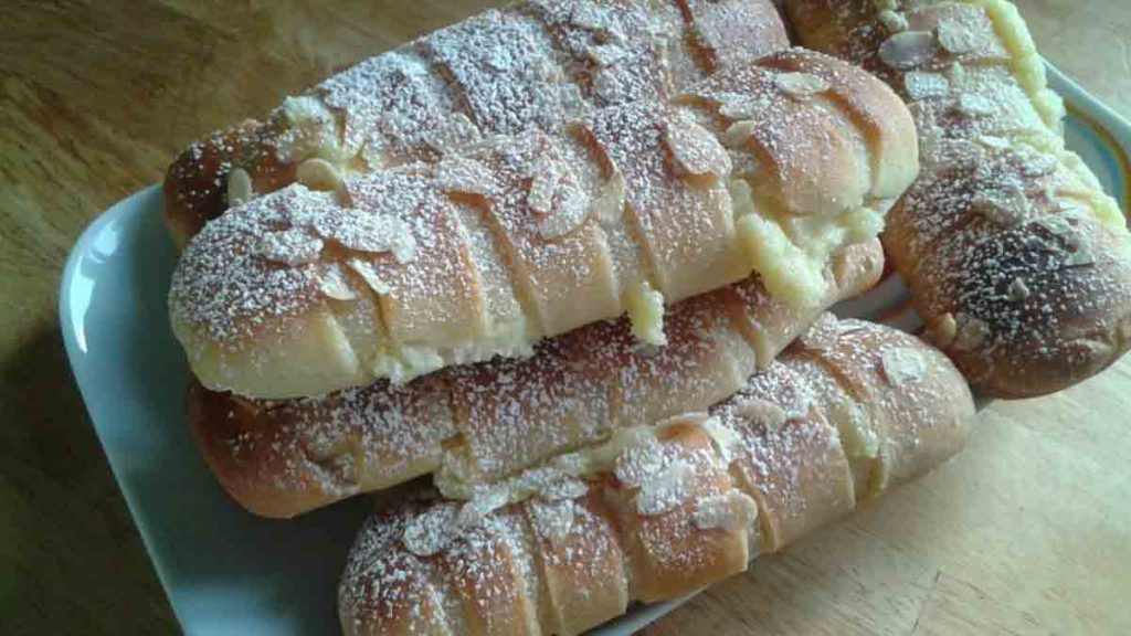 Petits pains briochés à la crème pâtissière et amandes très délicieux