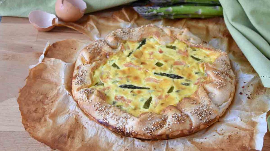 Tarte salée au saumon et aux asperges très gourmande