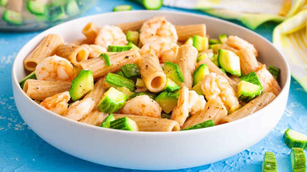 Pâtes froides aux courgettes et crevettes délectables et exotiques