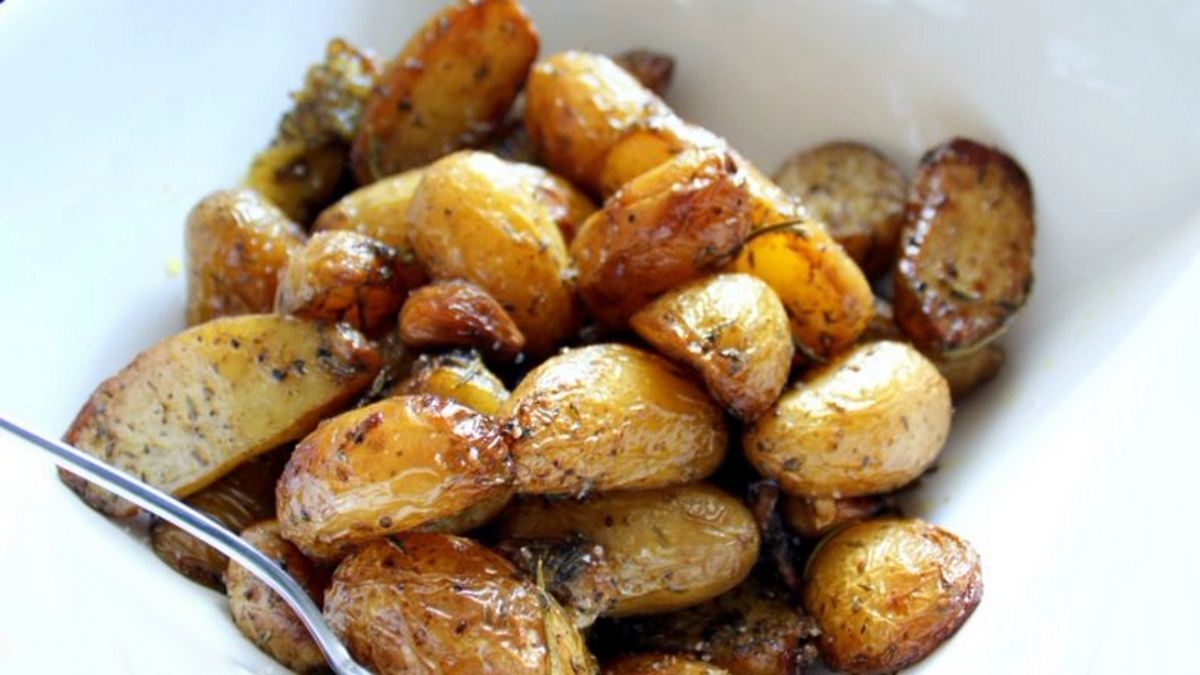 pommes de terre confites a lail et au romarin parfumees et delicieuses