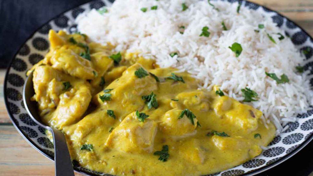 Poulet au curry avec du riz