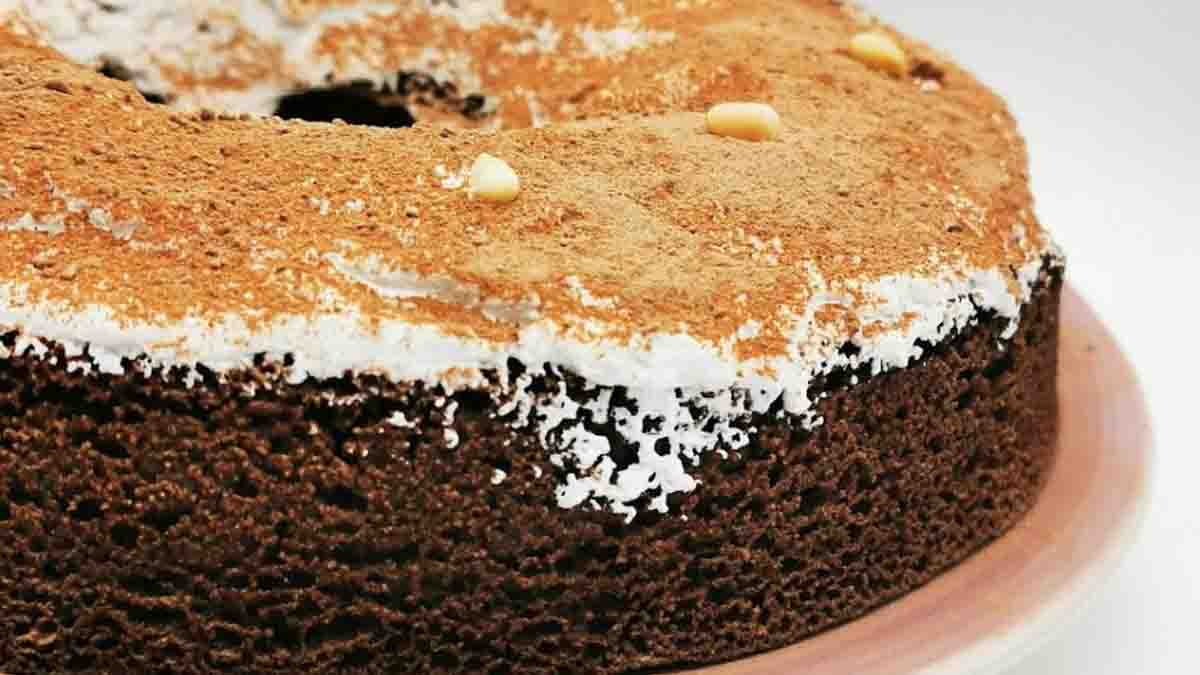Gâteau à la crème au cacao et pignons de pin
