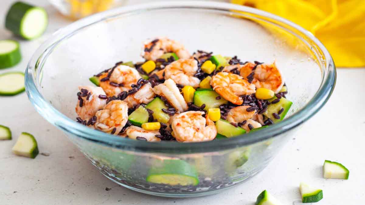 Salade de riz noir aux crevettes et courgettes