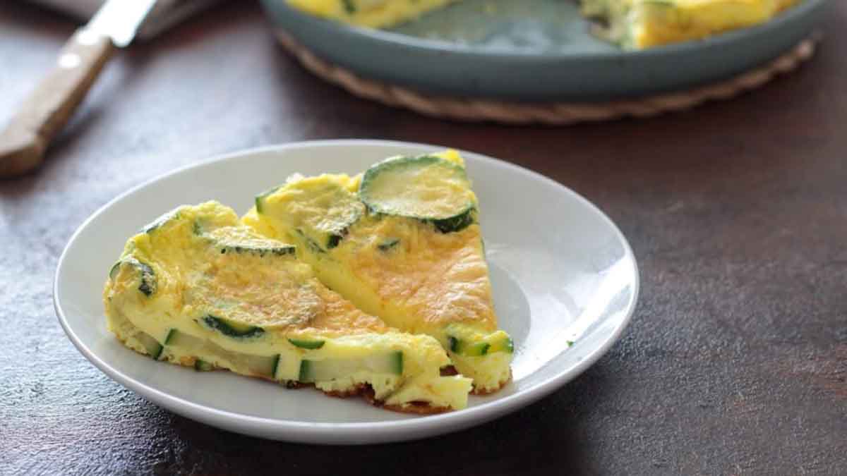 Savoureuse omelette aux blancs d'œufs et aux courgettes, simple et légère