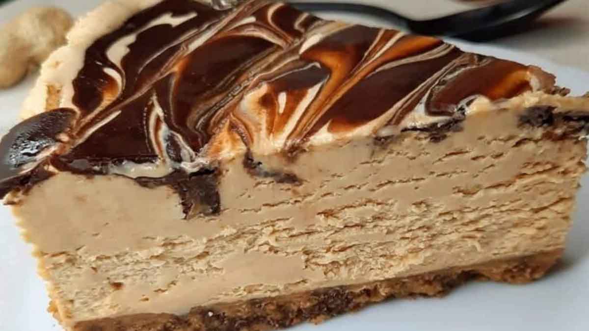 Cheesecake crémeux avec du caramel et chocolat