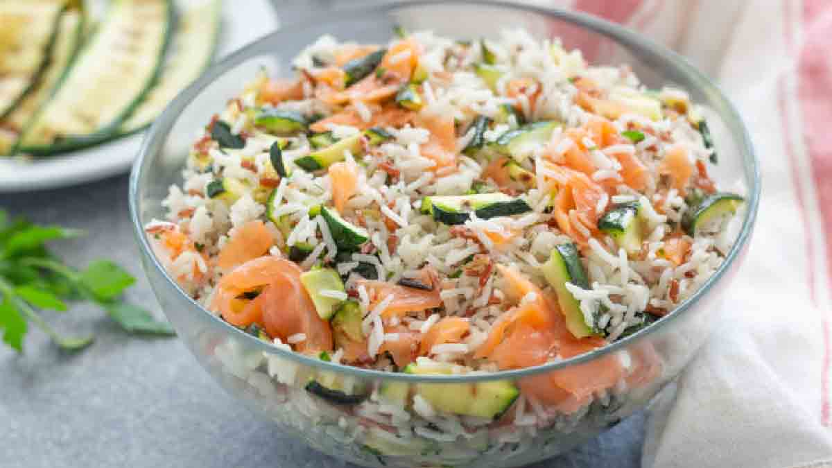 Salade de riz au saumon grillé et courgettes
