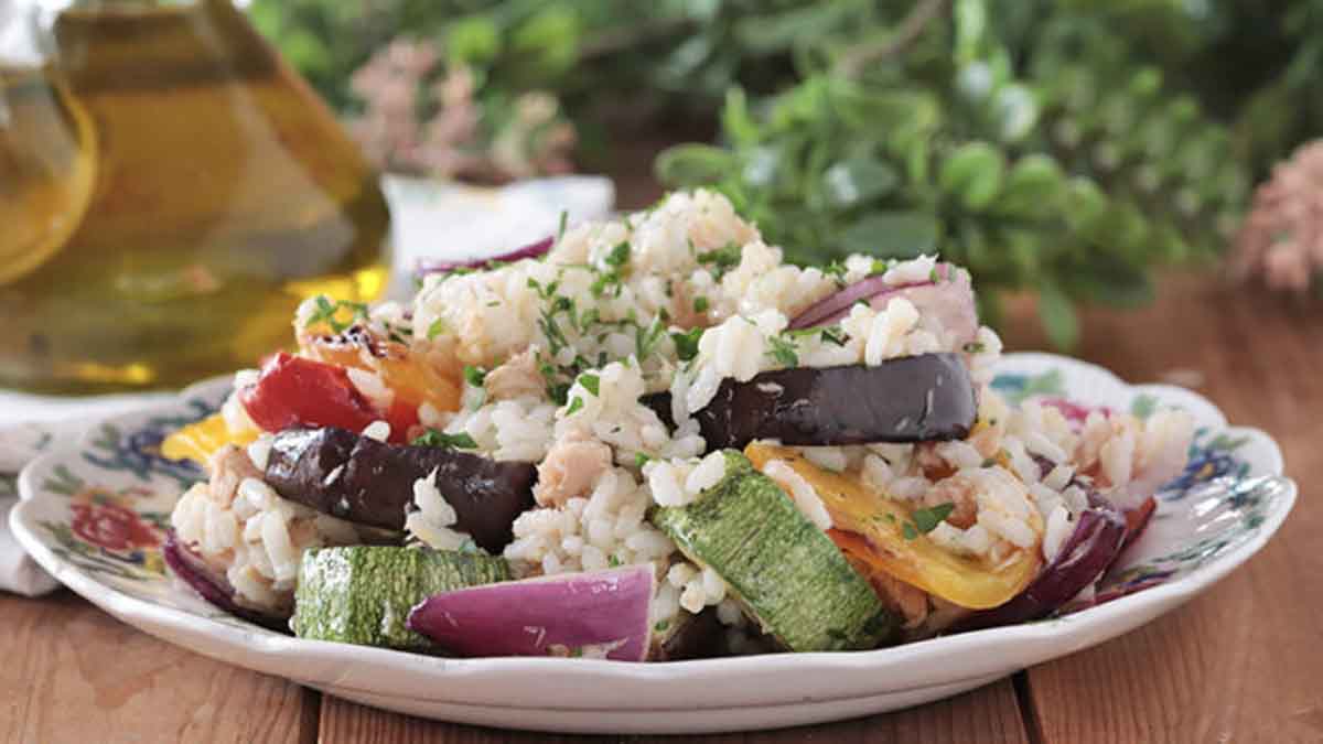 Salade de riz aux légumes grillés et thon