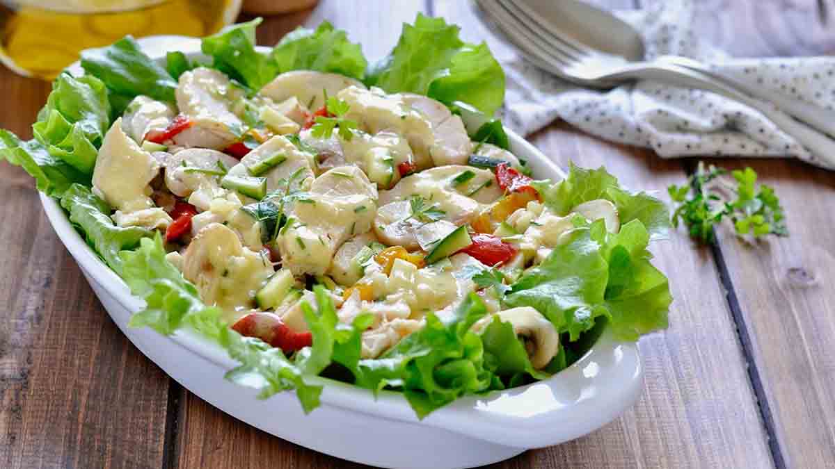 Salade de poulet aux légumes frais