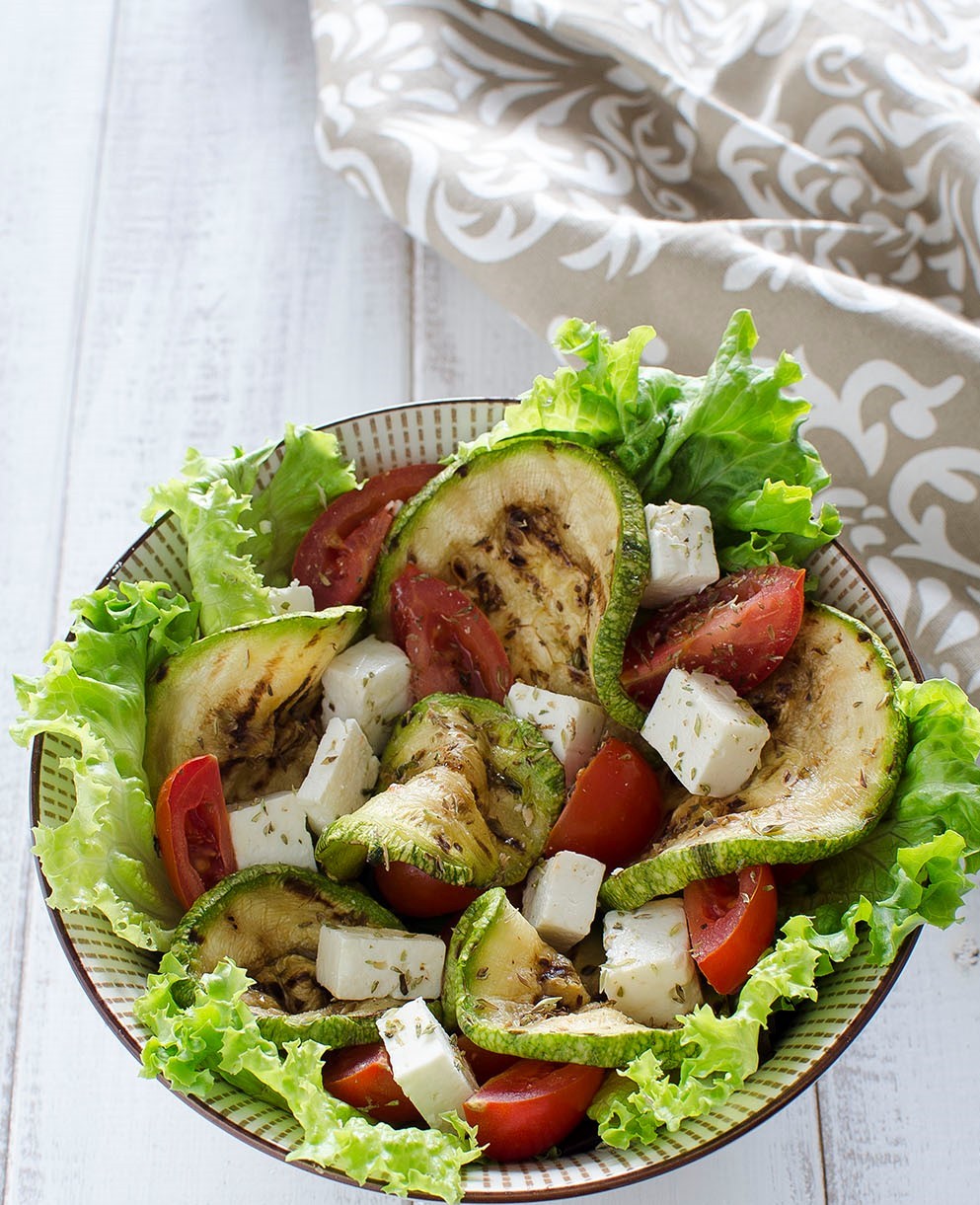 insalata di zucchine grigliate feta e pomodori ricetta vegetariana
