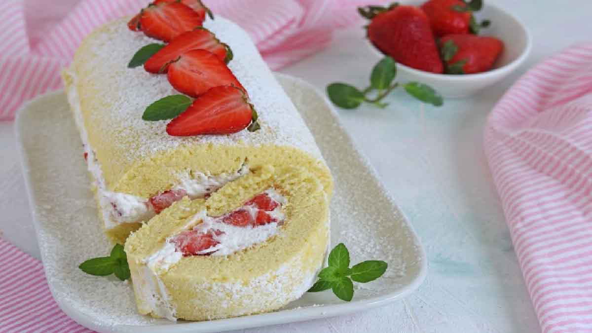 Gâteau roulé aux fraises et à la crème chantilly