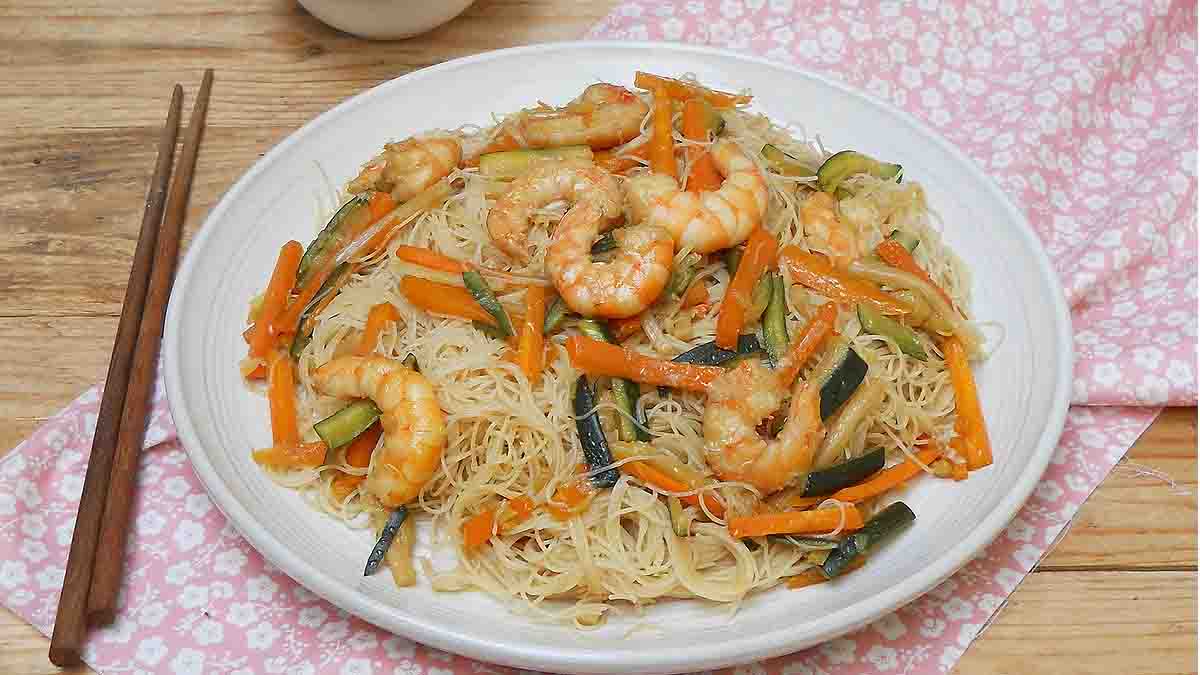 Nouilles de riz aux crevettes et aux légumes, une délicieuse recette orientale idéale en entrée