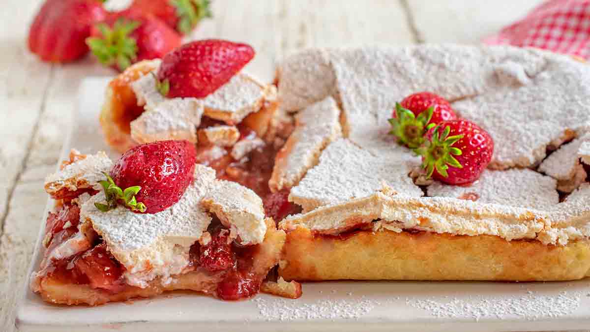 Tarte slave à la confiture de fraises, un dessert très populaire à la fois moelleux et croustillant