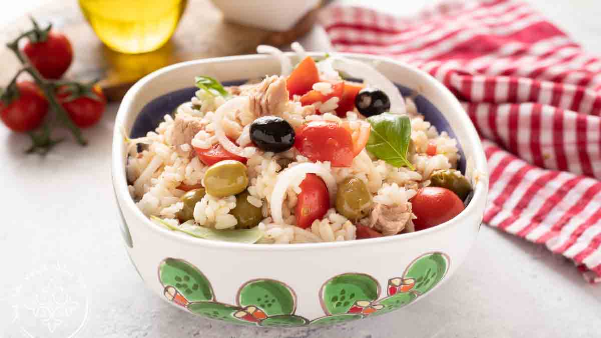 Salade de riz à la sicilienne, savoureuse et idéale en accompagnement