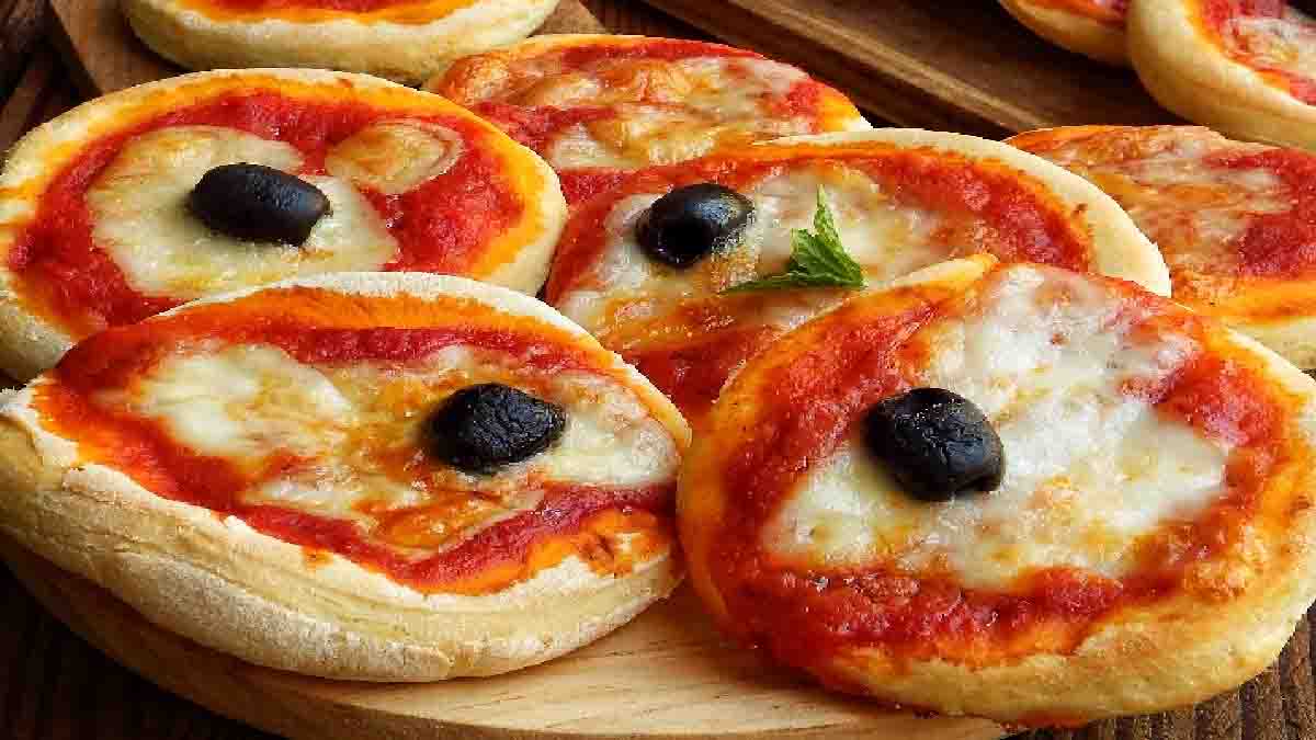 Mini pizzas rouges à la mozzarella et olives, une recette qui vous donnera de l’eau à la bouche