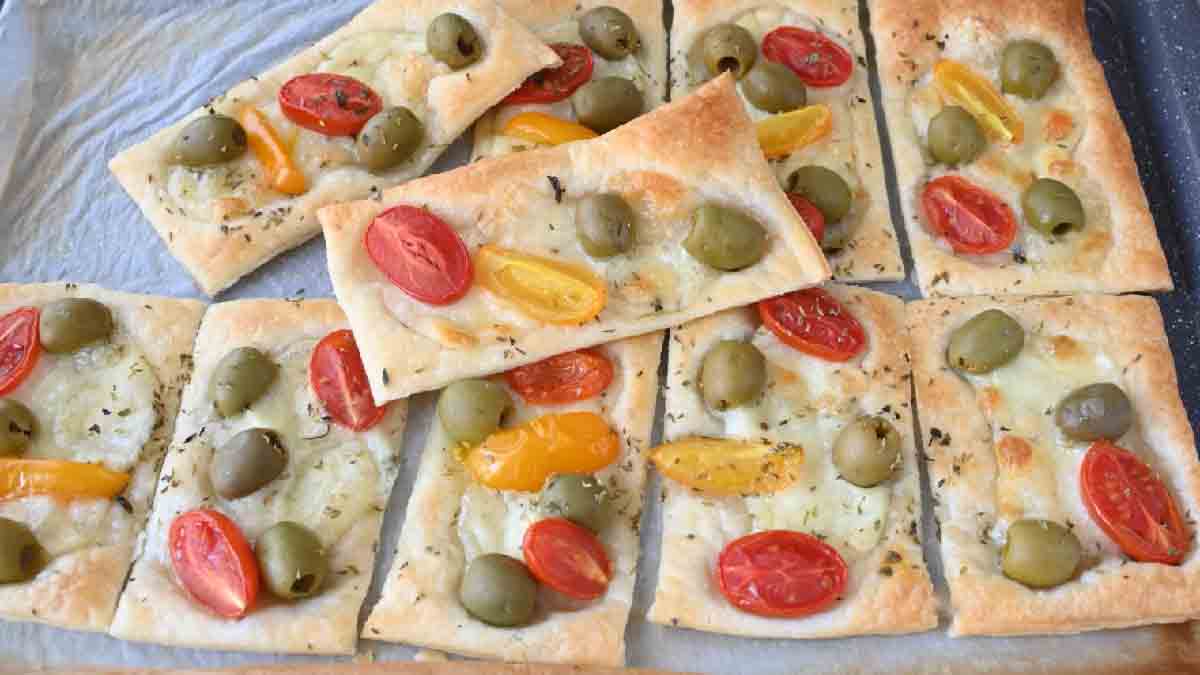 Pizza aux olives et aux tomates
