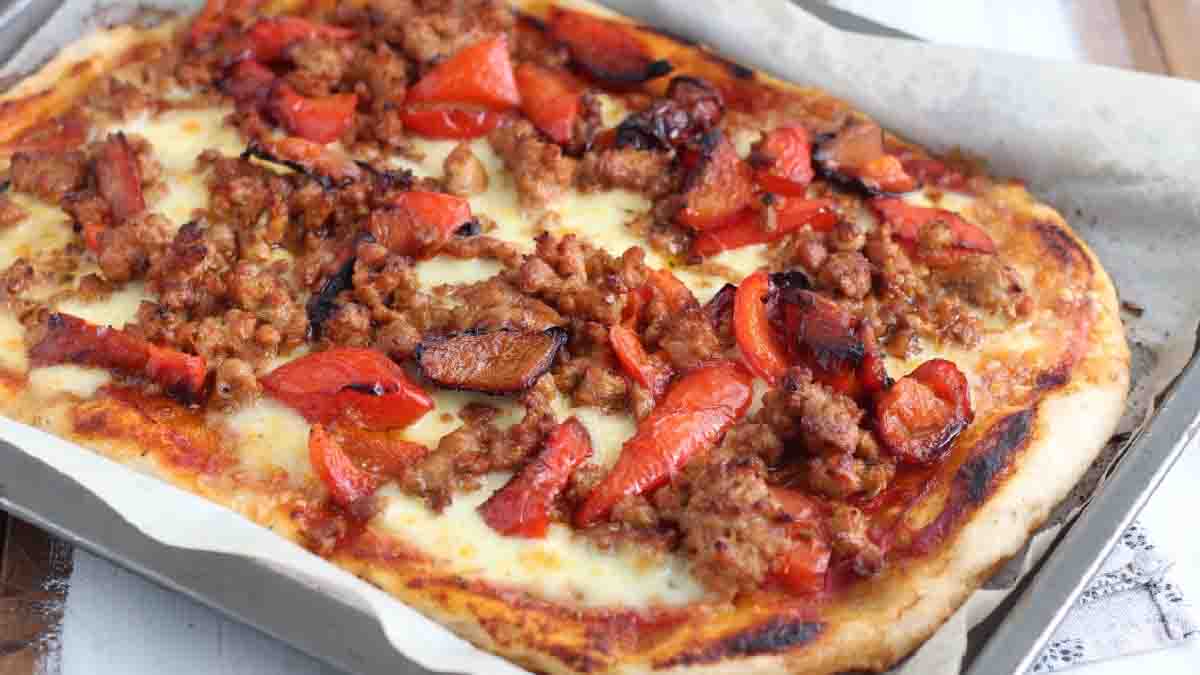 Savoureuse Pizza aux saucisses et aux poivrons, sans gluten et très facile à réaliser