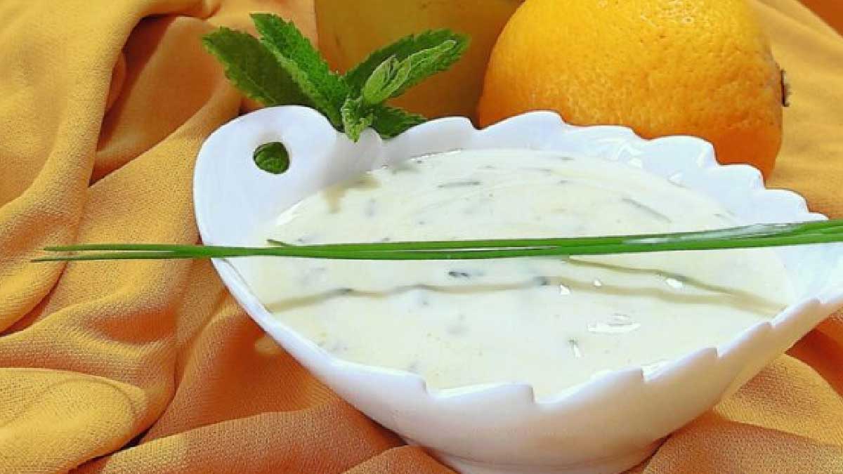 Sauce au yaourt et au citron, une sauce fraîche et savoureuse parfaite pour assaisonner les plats de légume