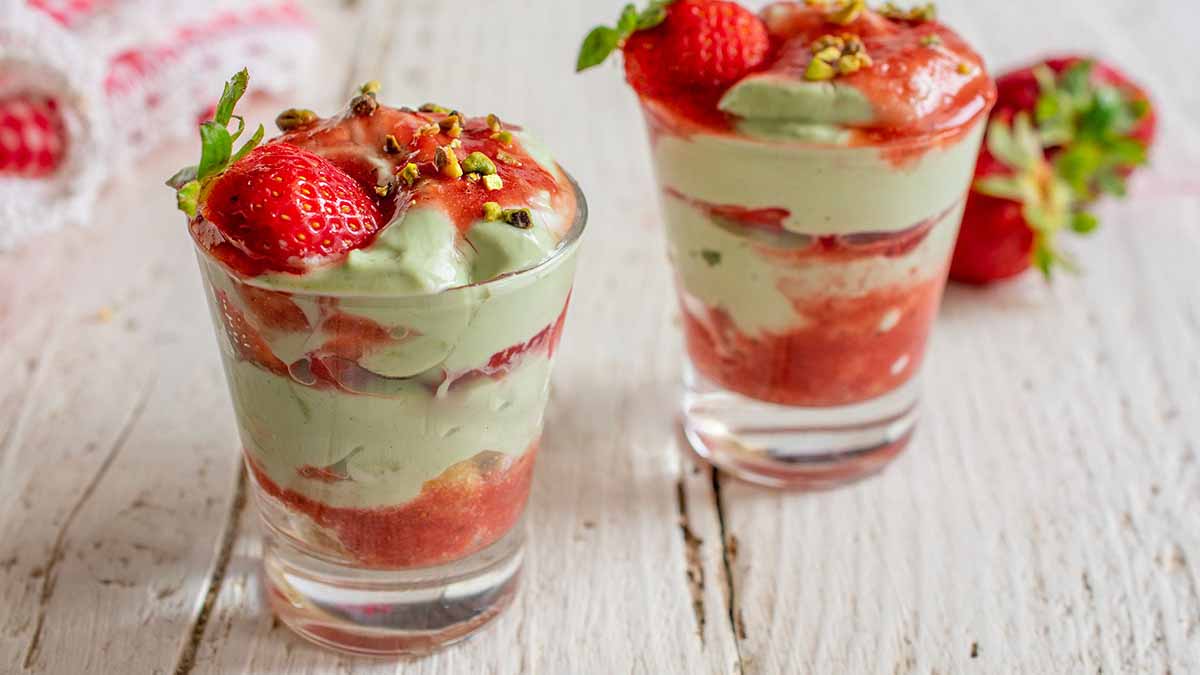 Verrines de fraises aux pistaches et yaourt grec, un dessert estival qui allie fraîcheur et onctuosité